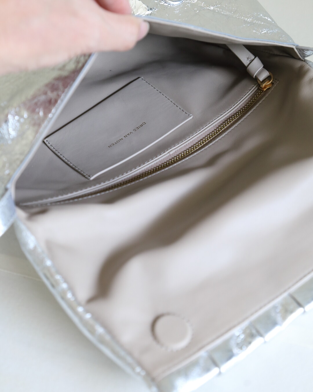 DRIES VAN NOTEN ~ シルバーのバッグ 容量について : CLOSET DRIES VAN NOTEN ~ シルバーのバッグ 容量について : CLOSET