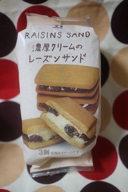 濃厚クリームのレーズンサンド