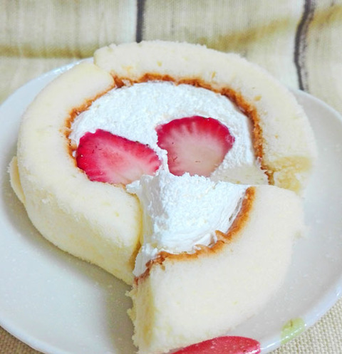 いちごのロールケーキ【ファミリーマート】