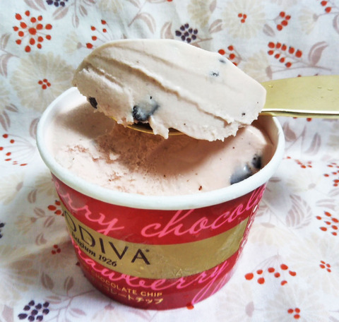 GODIVA ストロベリーチョコレートチップ