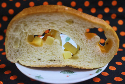 ダブルチーズのもっちりとしたフランスパン【セブンイレブン】