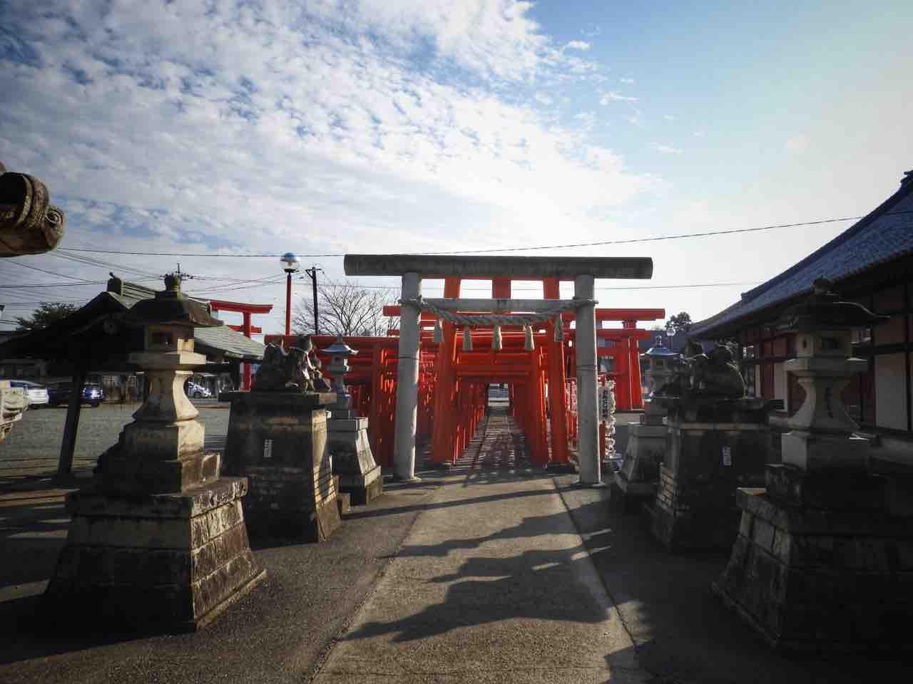 群馬 密に絡み合う朱色の鳥居 小泉稲荷神社 何度でも訪れたい日本の風景
