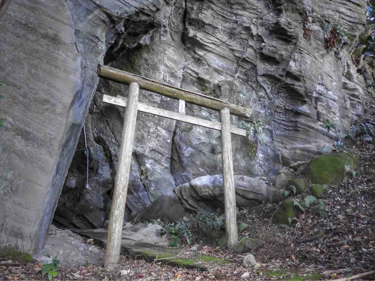 千葉 暗闇の洞窟に祀られた石祠 何度でも訪れたい日本の風景