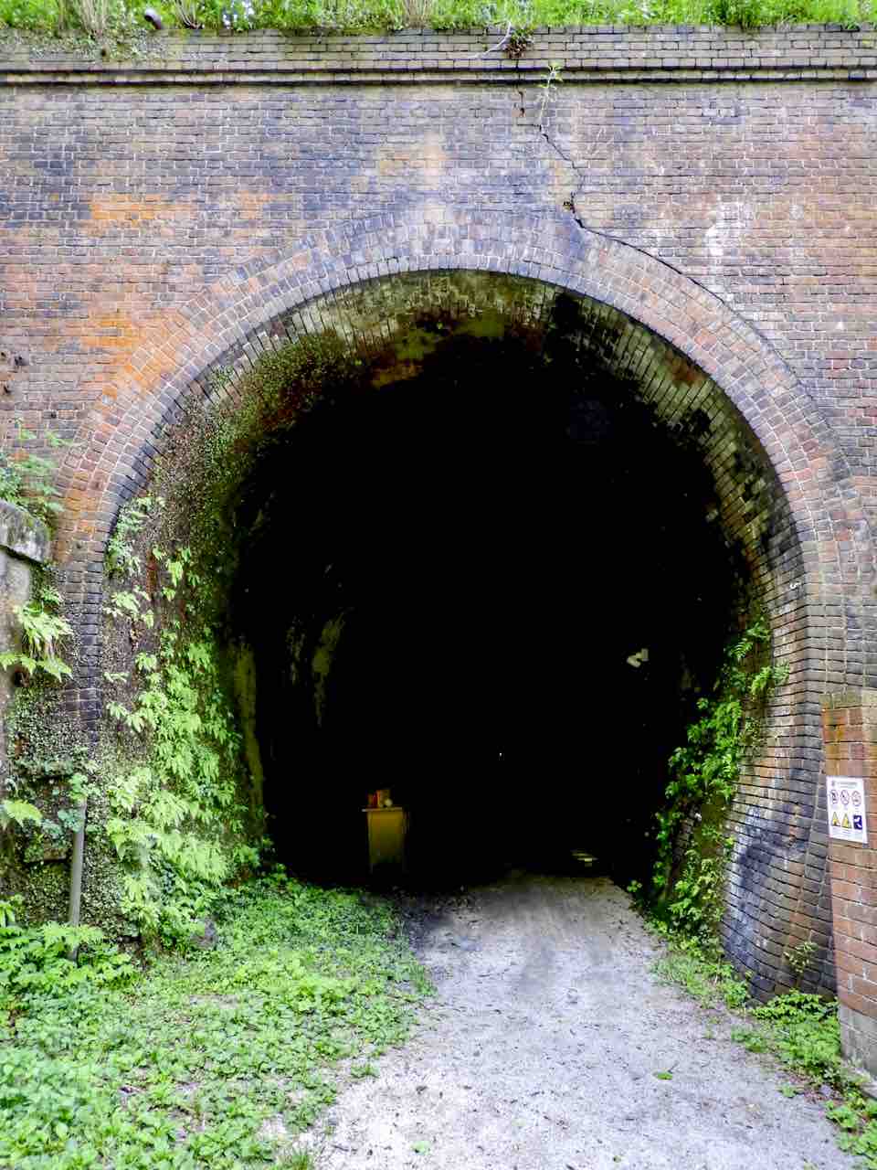 新潟 北陸路最大の難所に残る鉄道遺産 親不知レンガトンネル 何度でも訪れたい日本の風景
