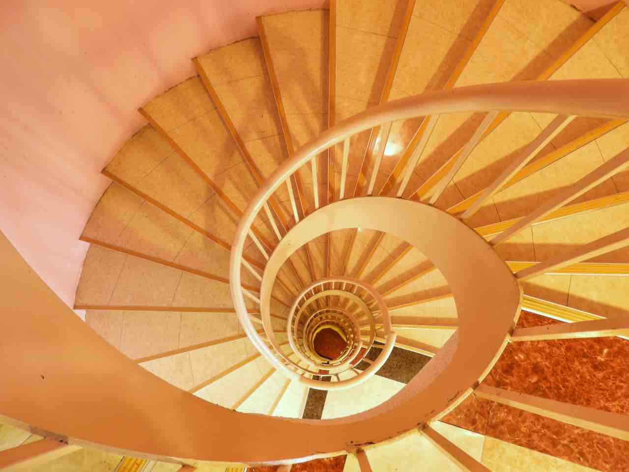北海道 誘惑の多いススキノの螺旋階段 Spiral 24 何度でも訪れたい日本の風景