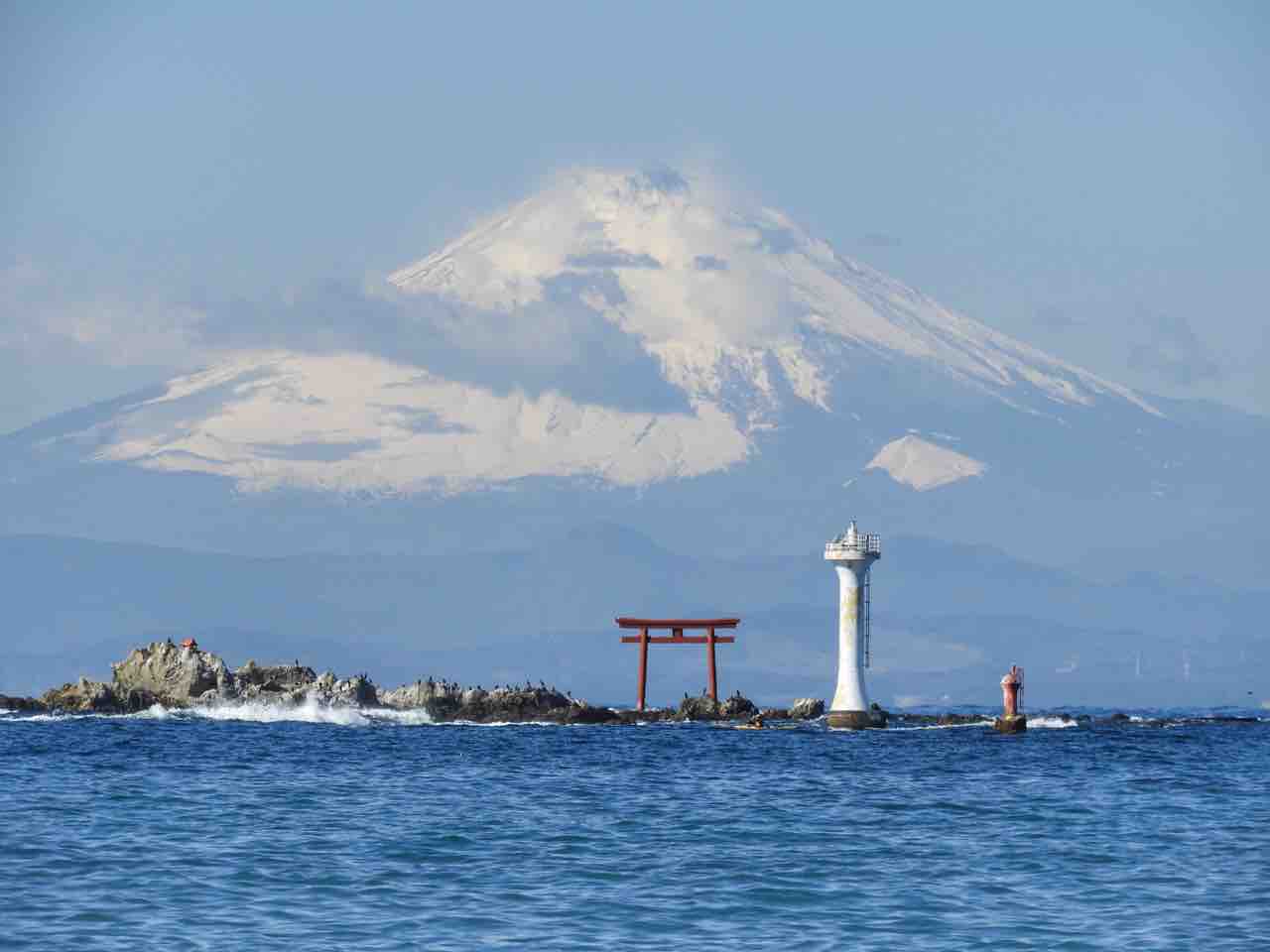 葉山森戸神社前からの富士山曼荼羅図、裕次郎灯台湘南の海 神奈川】雪化粧した富士山を背景にした裕次郎灯台と赤鳥居 : 何度でも