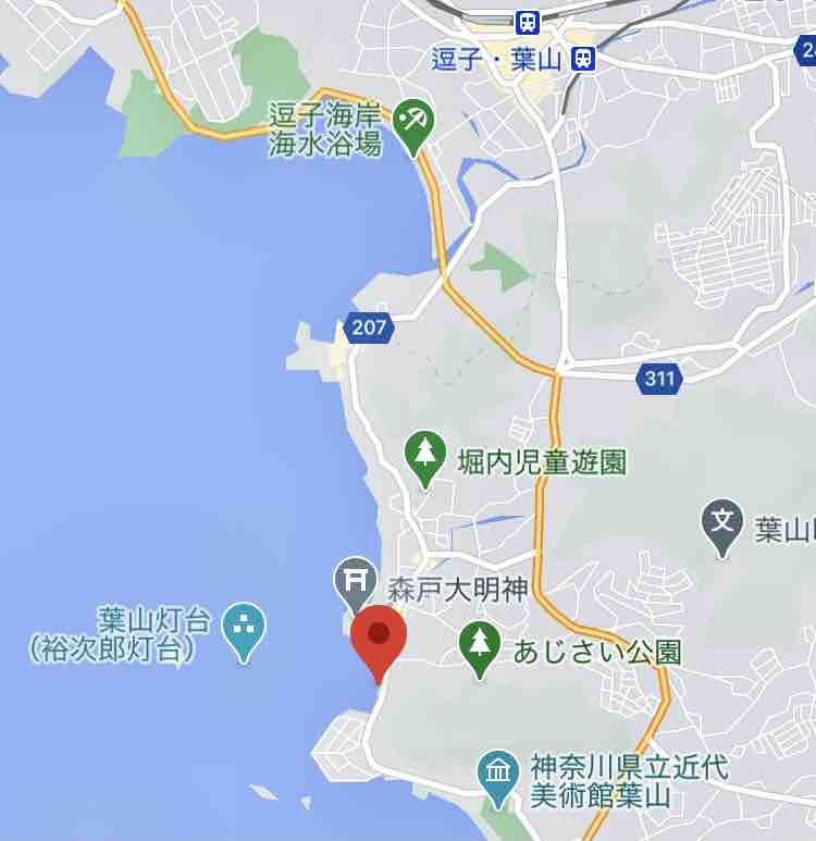 神奈川】雪化粧した富士山を背景にした裕次郎灯台と赤鳥居 : 何