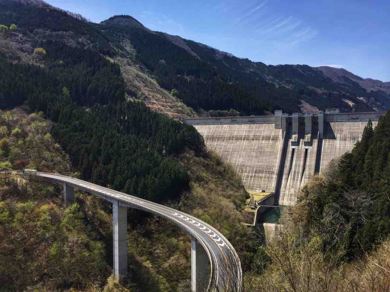 埼玉 山中に突然現れる圧巻の巨大ループ橋と滝沢ダム 何度でも訪れたい日本の風景