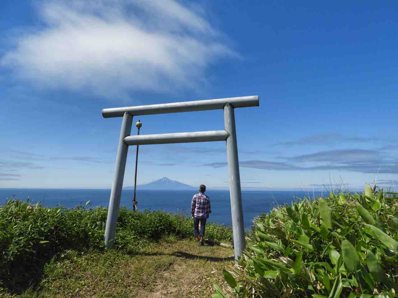 北海道 利尻富士を見守る白い鳥居 坂ノ下神社 何度でも訪れたい日本の風景