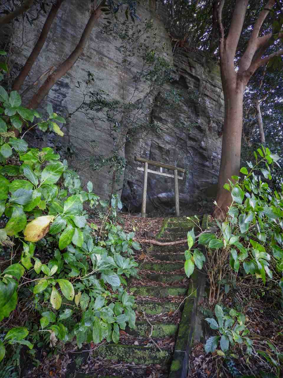 千葉 暗闇の洞窟に祀られた石祠 何度でも訪れたい日本の風景