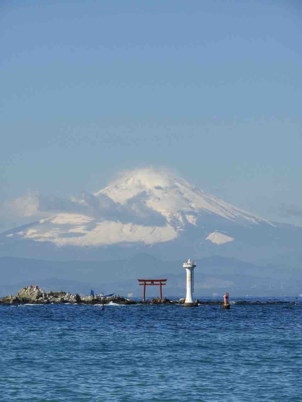 神奈川】雪化粧した富士山を背景にした裕次郎灯台と赤鳥居 : 何度でも