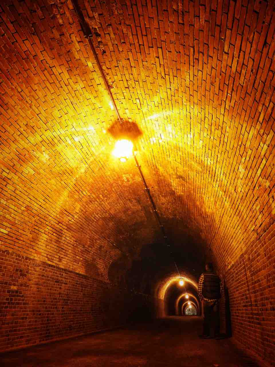 静岡 金色に輝く隧道 宇津ノ谷峠の明治のトンネル 何度でも訪れたい日本の風景