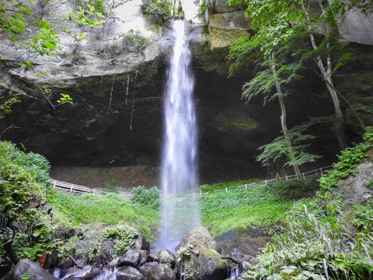 群馬 轟音が岩窟に反響する裏見の滝 棚下不動の滝 何度でも訪れたい日本の風景