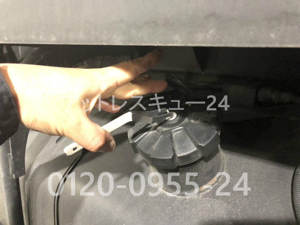 三菱ふそう大型トレーラー燃料タンク ベンツ給油口キャップ鍵開けレスキュー アットレスキュー24 緊急駆けつけ日記