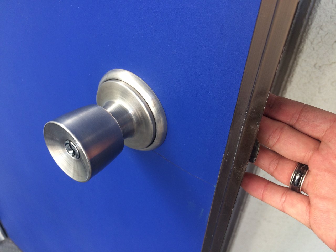 賃貸アパート玄関ドア 丸型握り玉ノブ鍵開け作業 アットレスキュー24 緊急駆けつけ日記