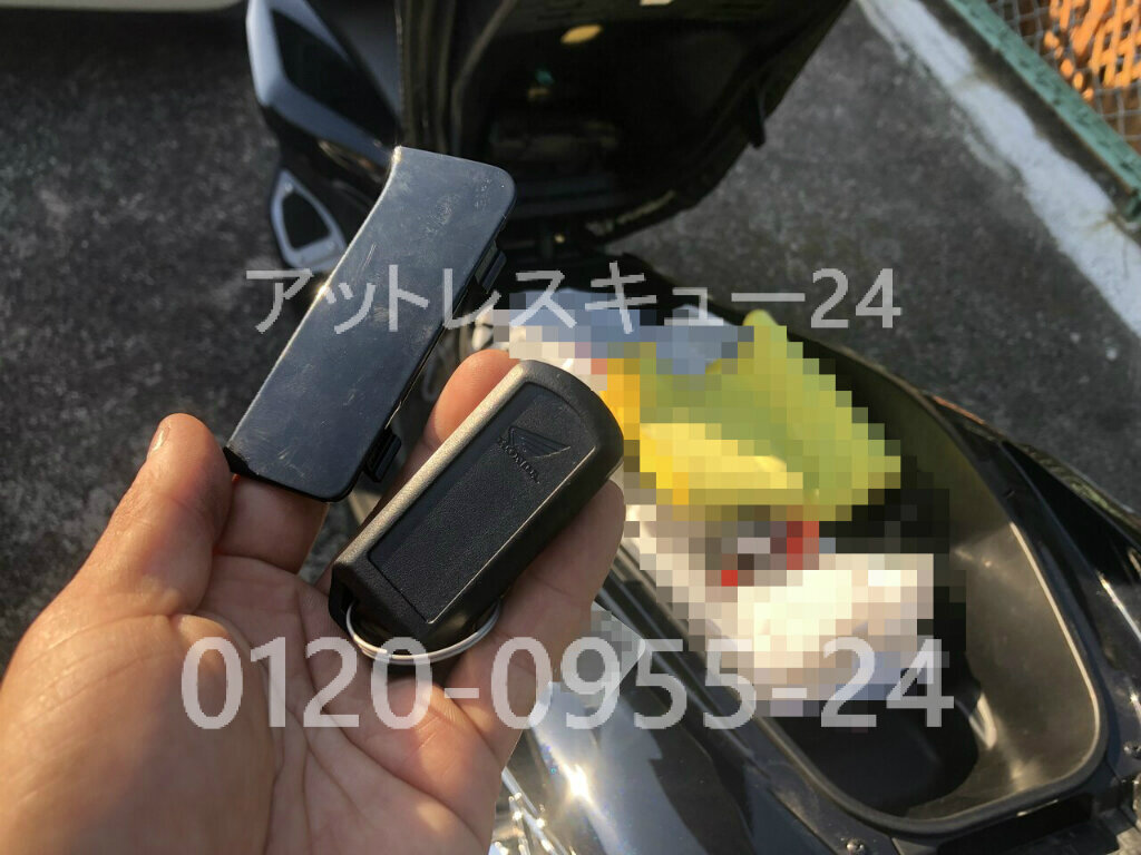 ホンダkf30新型pcxメットイン鍵の閉じ込み カギ穴の無いシートロックを開ける アットレスキュー24 緊急駆けつけ日記