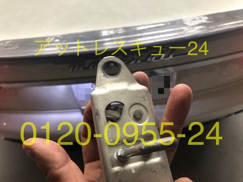 MASERATIグランツーリズモのトランクロック金具破損個所
