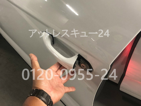 Lamborghiniウルス非常開錠用キーシリンダー位置