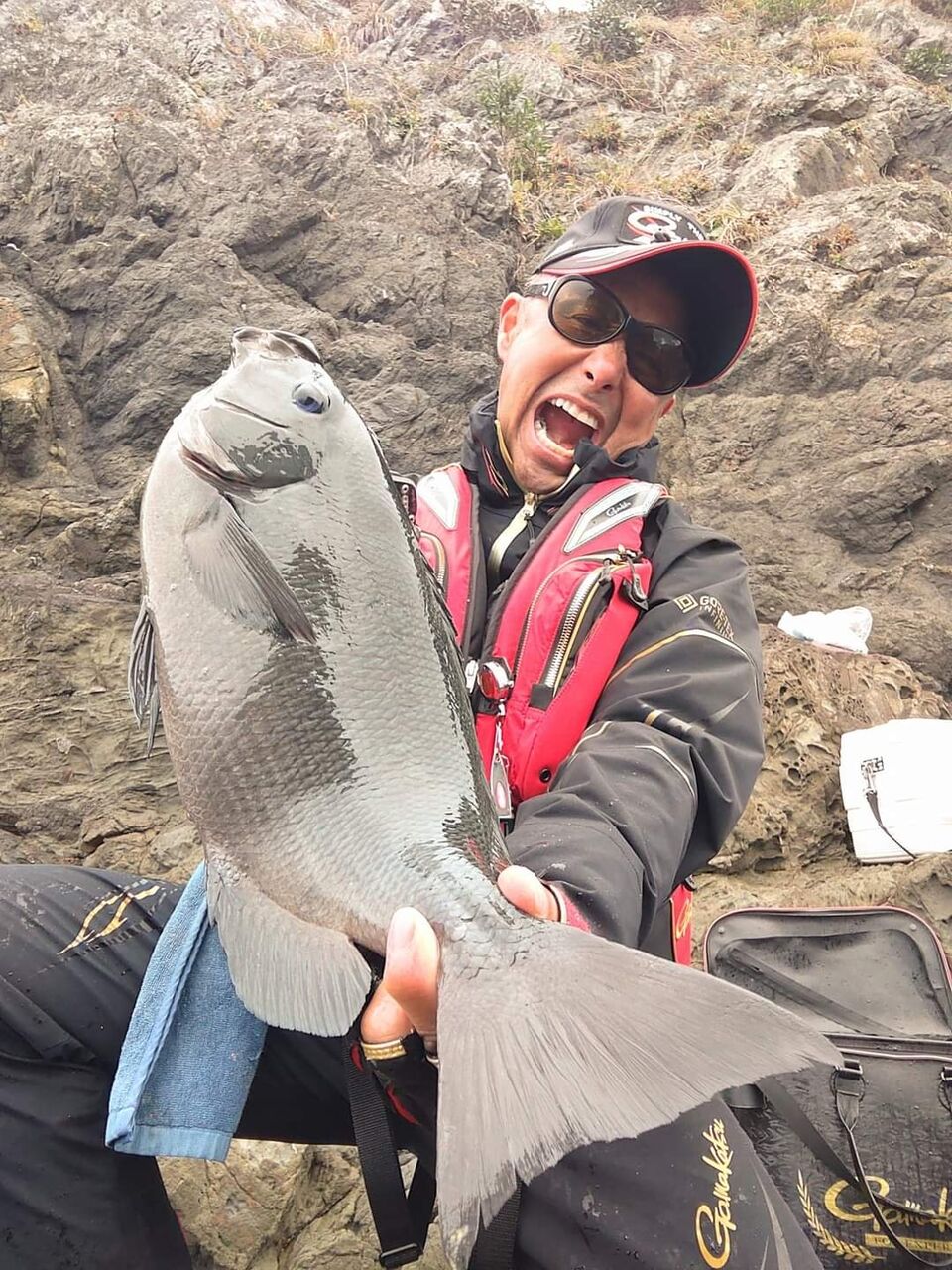 先日の愛媛県宇和島の御五神島の湾内でのグレ釣りは