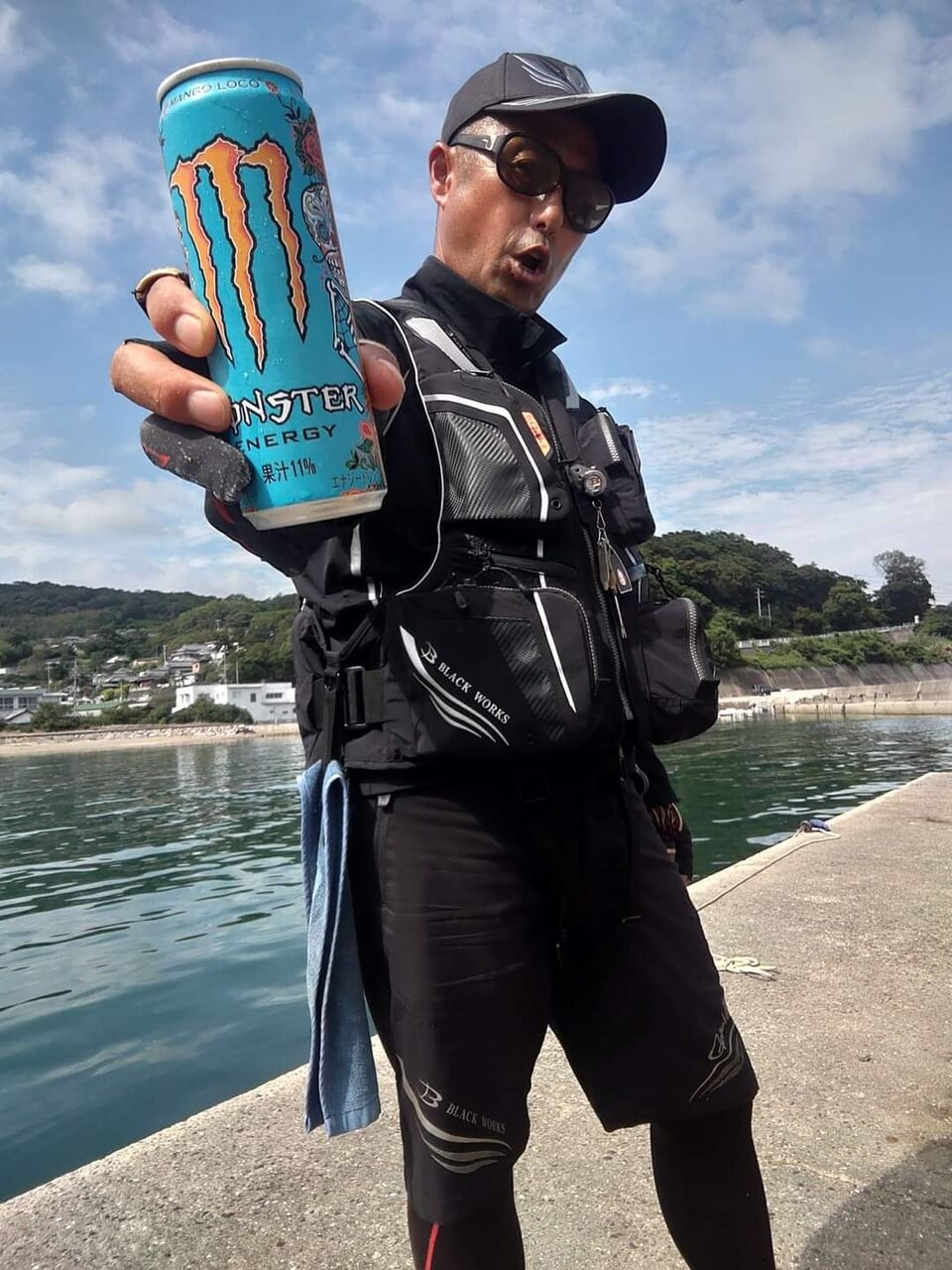 今日は岡山県牛窓から出船して小豆島の波止でチヌ釣りです😉🎵