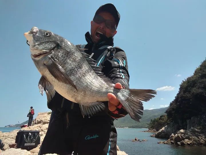 一昨日の岡山県牛窓から出船して小豆島でのチヌ釣りは、兵庫県の若者と一緒に磯に降りました。
