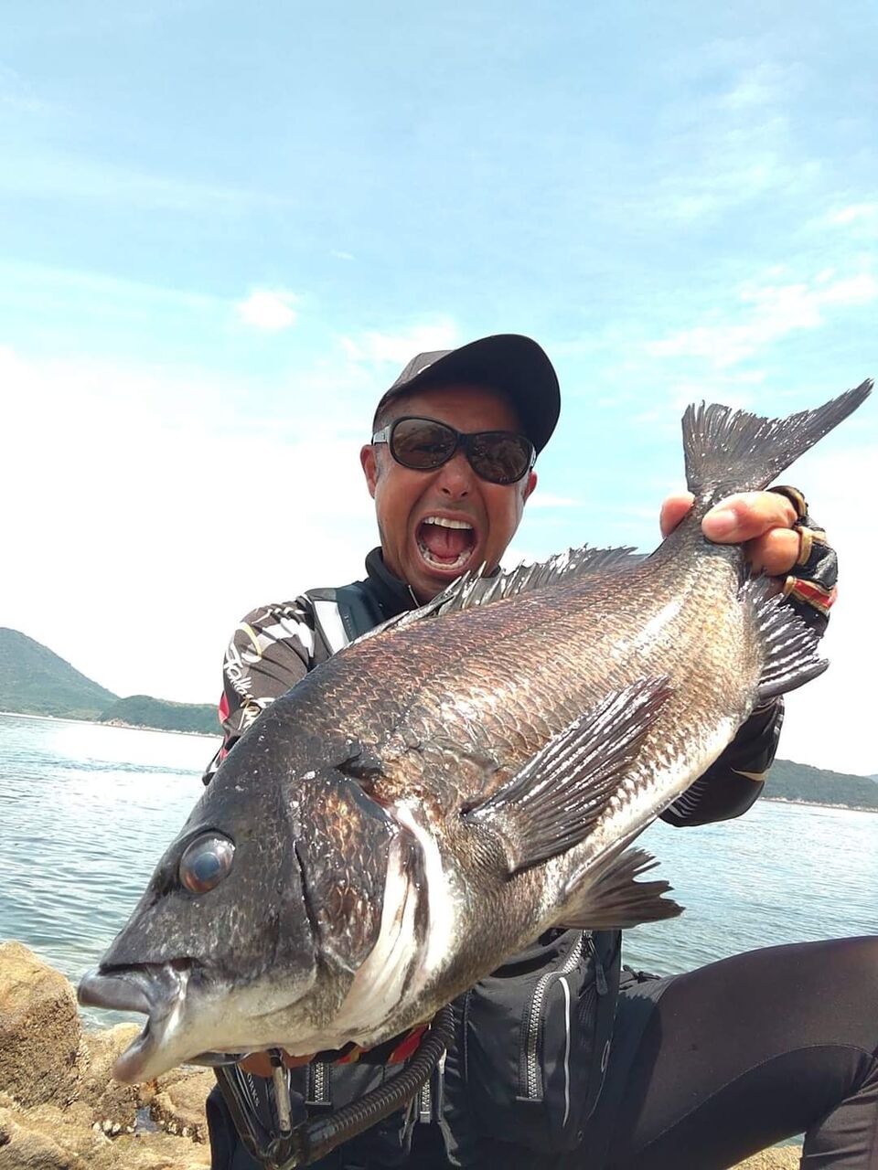 昨日の近所の水島沖でのチヌ釣りは、小手島の磯に降りてみました‼️