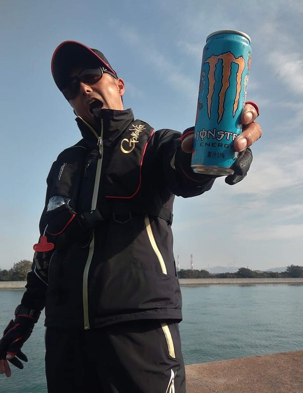 今日は近所の岡山県水島沖の波止でショアジギングして遊んでます😉🎵