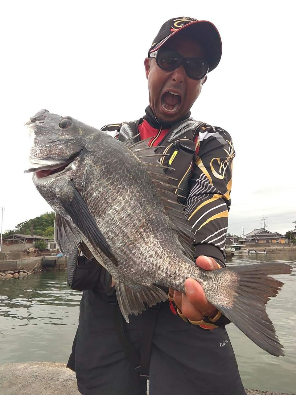 日曜日は岡山県牛窓から出船して香川県小豆島でclubGsプチ親睦チヌ釣り大会でした‼️