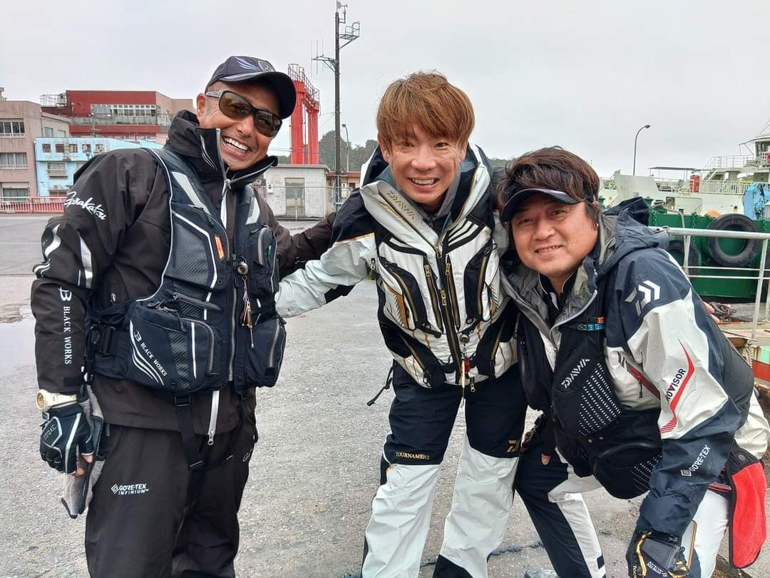 先週の２２日は、田中君、木村君と３人で、山本釣具センター｢ヤマツリTV｣の撮影で上天草の松島沖でチヌ釣りでした😉🎵