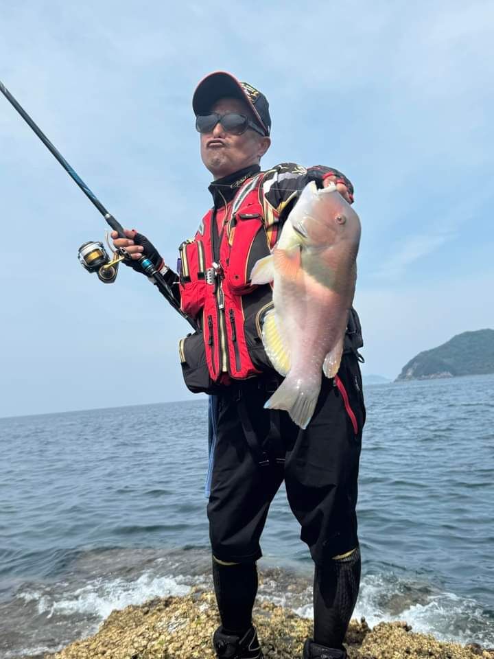 日曜日の愛媛県宇和島の御五神でのグレ釣りは、４人皆一緒に同じ磯に降りた😉🎵