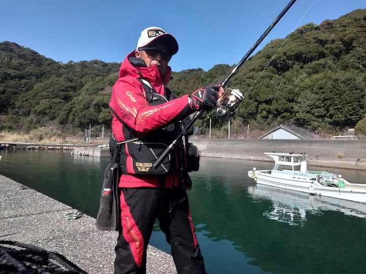 昨日は、またまた高知県須崎沖の波止に一発大型狙いでチヌ釣りに行って来ました😉🎵
