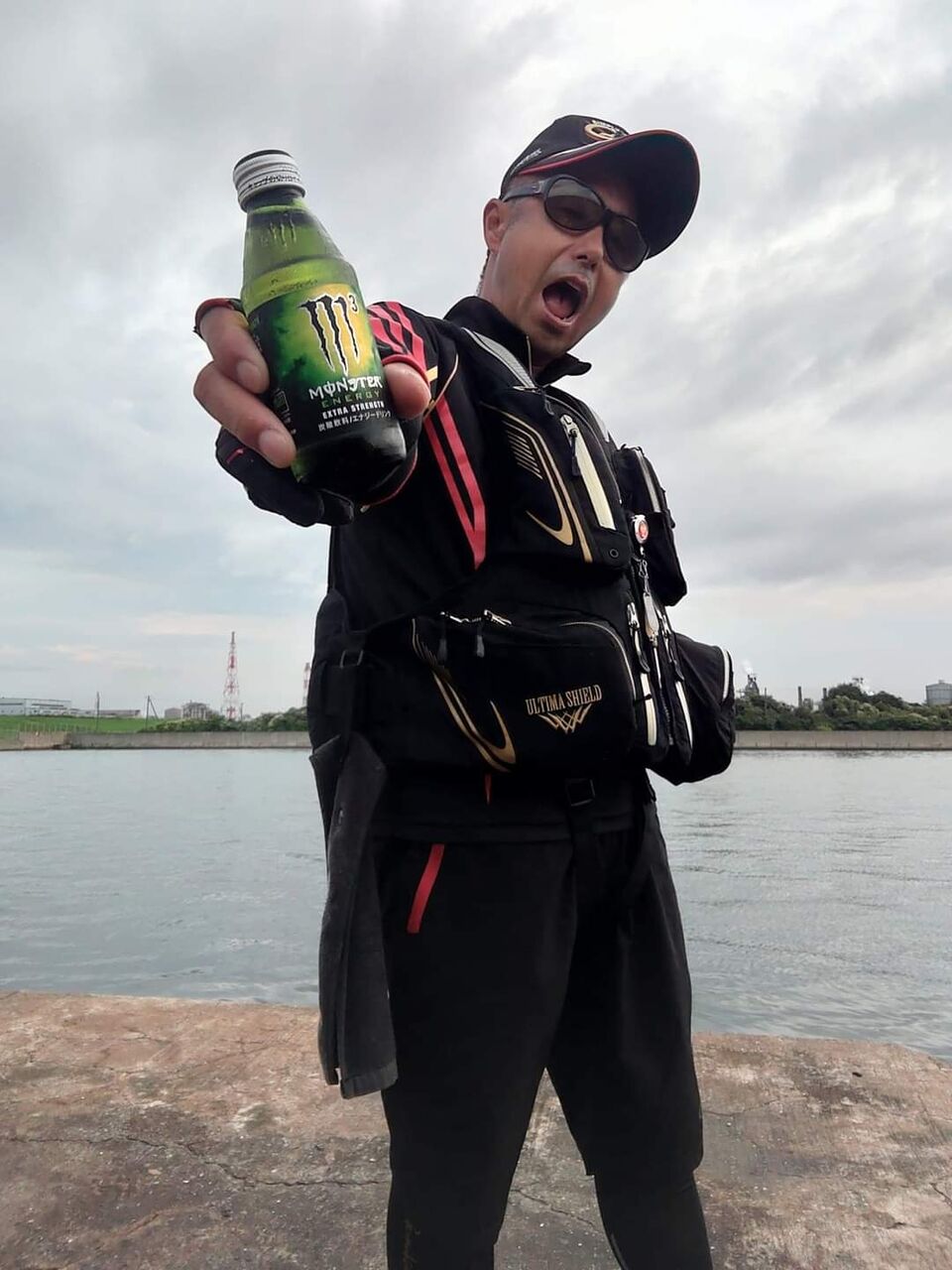 今日は近所の岡山県水島沖の波止でチヌ釣りです😉🎵
