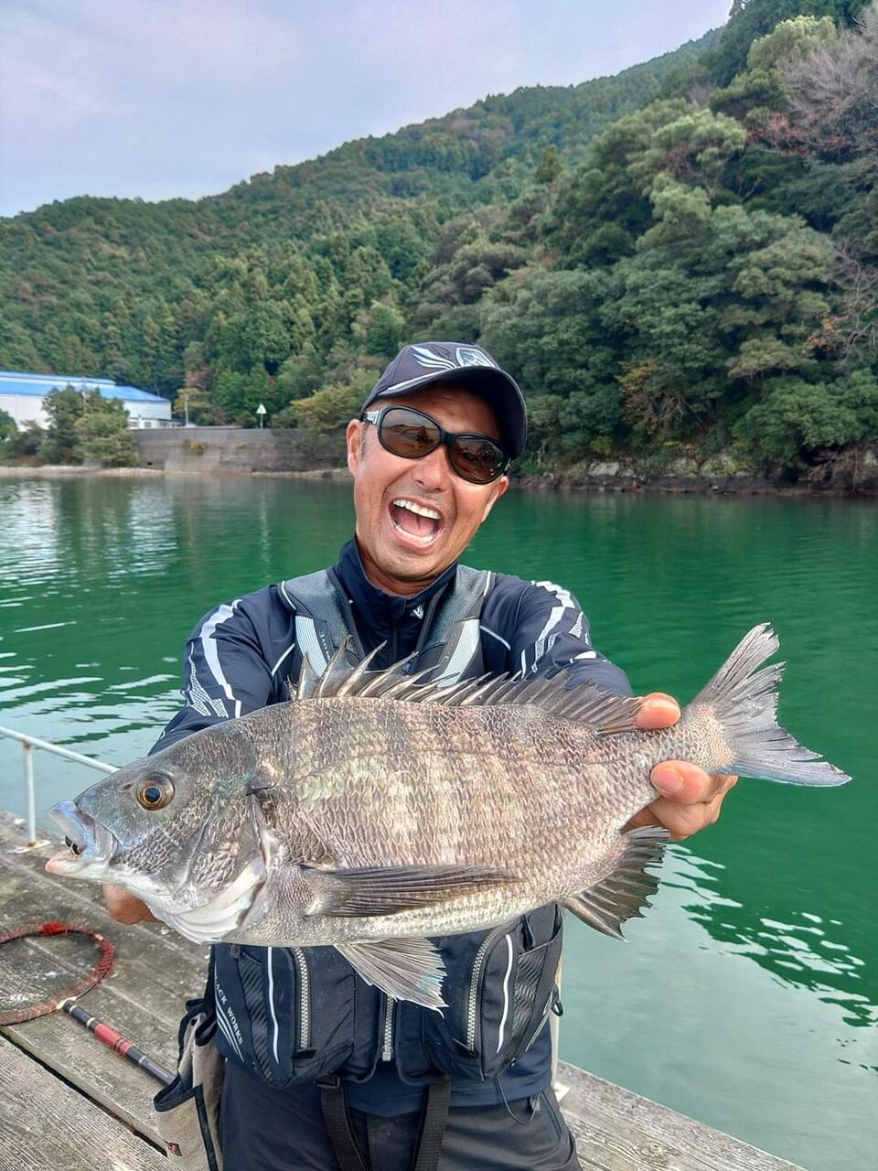 先日の高知県須崎沖でのチヌ釣りの動画撮影は、湾内の大好きな磯に降りてみました😉🎵