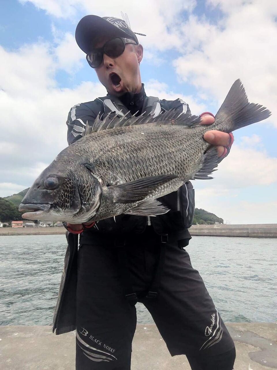 昨日の岡山県笠岡沖でのチヌ釣りは、秋🍁を感じさせる様な天気で快適じゃった☺️🎵