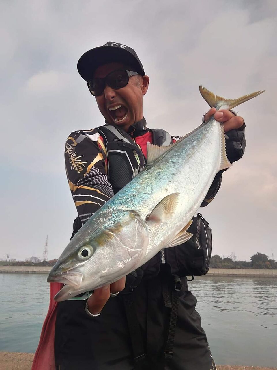 祝日㊗️の近所の岡山県水島沖の波止でのチヌ釣りは