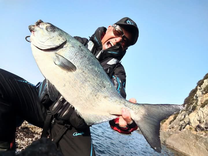昨日は　まるちゃんと３人で愛媛県宇和島の日振島にグレ釣りに行って来ました😉🎵