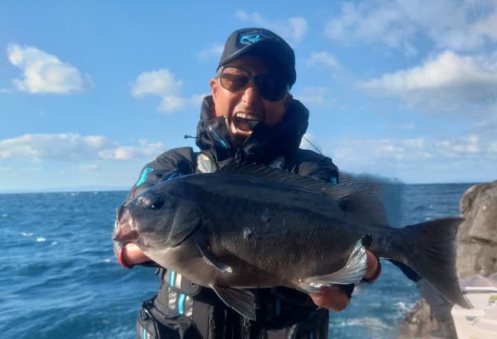 昨日は愛媛県宇和島の日振島でグレ釣りしてからの｢海鮮居酒屋がいや｣で　まるちゃん達と反省会🍺でした😉🎵