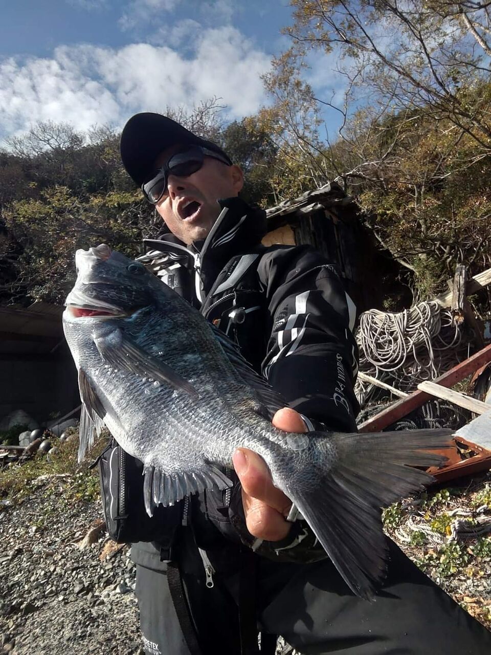 日曜日は、岡山県牛窓から出船して香川県小豆島にて、約３０人弱でClubGs親睦チヌ釣り大会でした☺️🎵