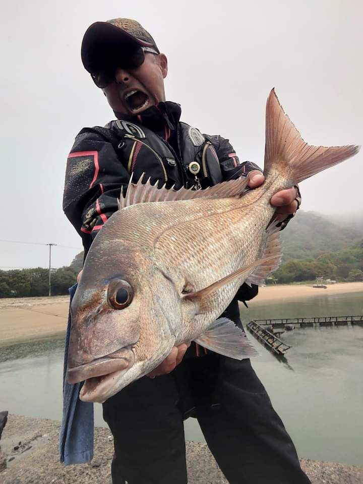 日曜日の香川県詫間沖でのチヌ釣りは、デカいチヌ狙いで粟島へ行ってみた😉🎵