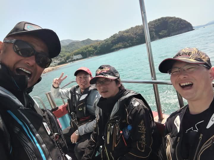 昨日はClubG’sメンバー達４０人で岡山県牛窓から｢いわつばめ渡船｣｢長瀬渡船｣２杯で出船して小豆島の大部大島周辺～灘山、藤崎周辺でチヌ釣りでした😉🎵