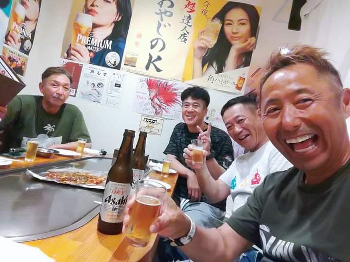 まるちゃんと、JOHこと城島健司ソフトバンクSC、小林さん…達と広島県流川の｢お好み焼越田｣でビール🍺でした😉🎵