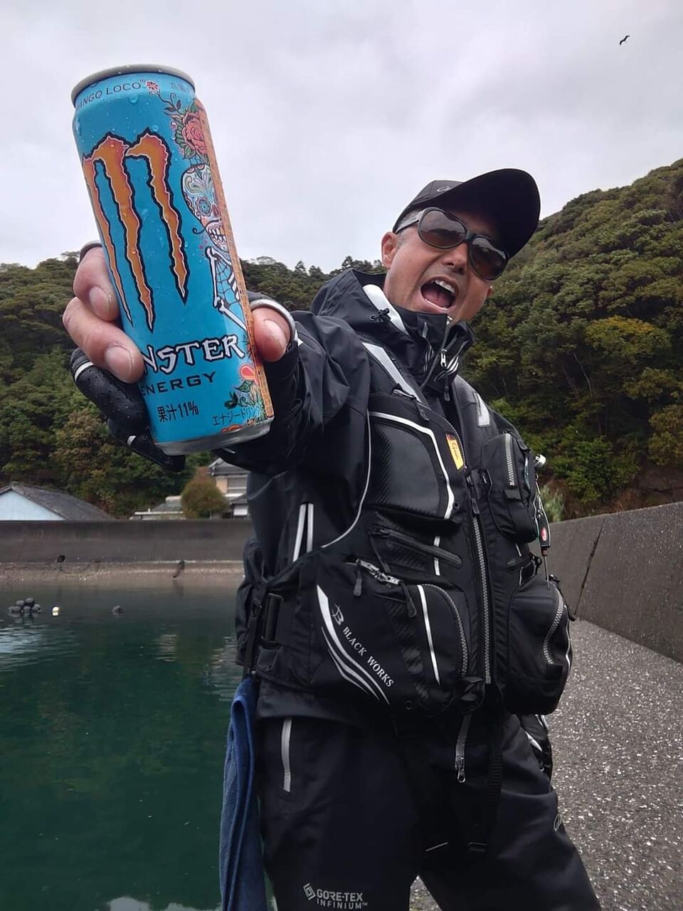 今日は瀬戸内は風が強そうなんで高知県須崎沖でチヌ釣りです😉🎵