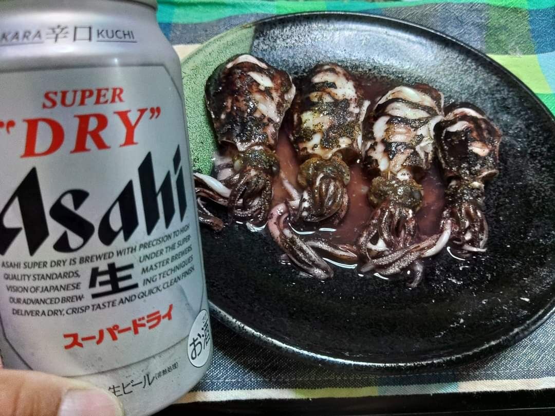 今日はアオリイカの新子ちゃんをバターで丸焼きにしてビール🍺です😉🎵