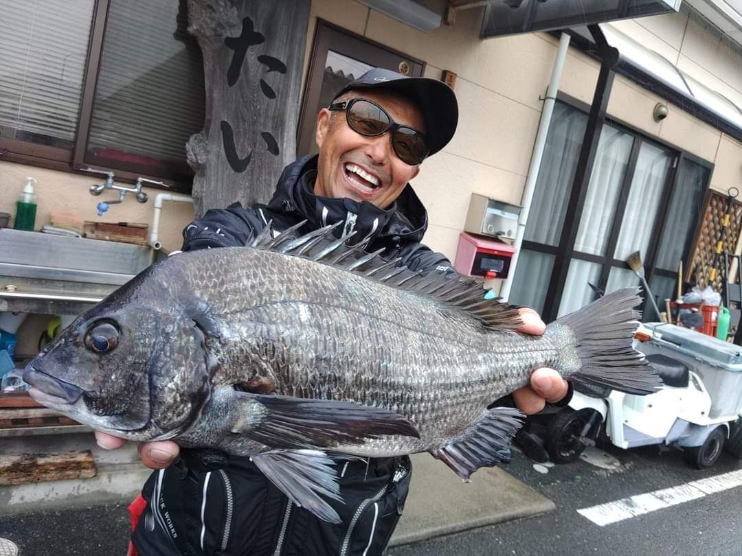 先日の岡山県下津井沖でのチヌ釣りは、土砂降り☔でめっちゃ寒かったわ…😫