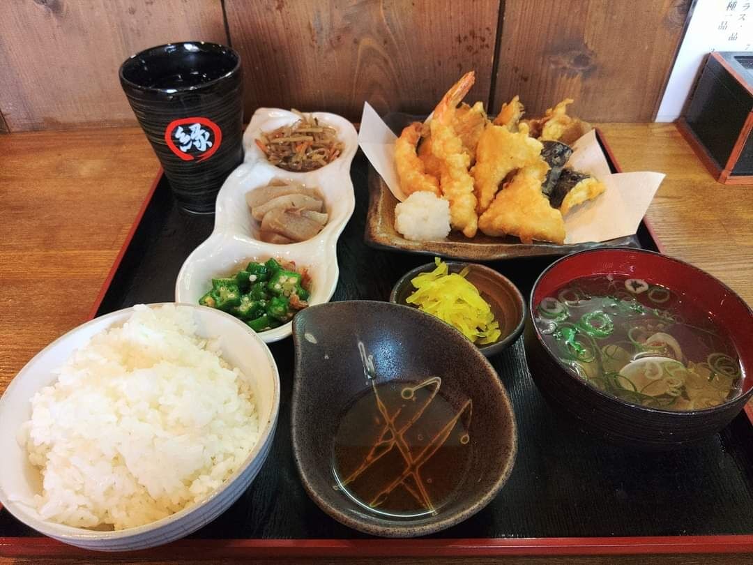 今日の昼は近所の｢旬菜海鮮処縁｣で、天ぷら定食でした😉🎵