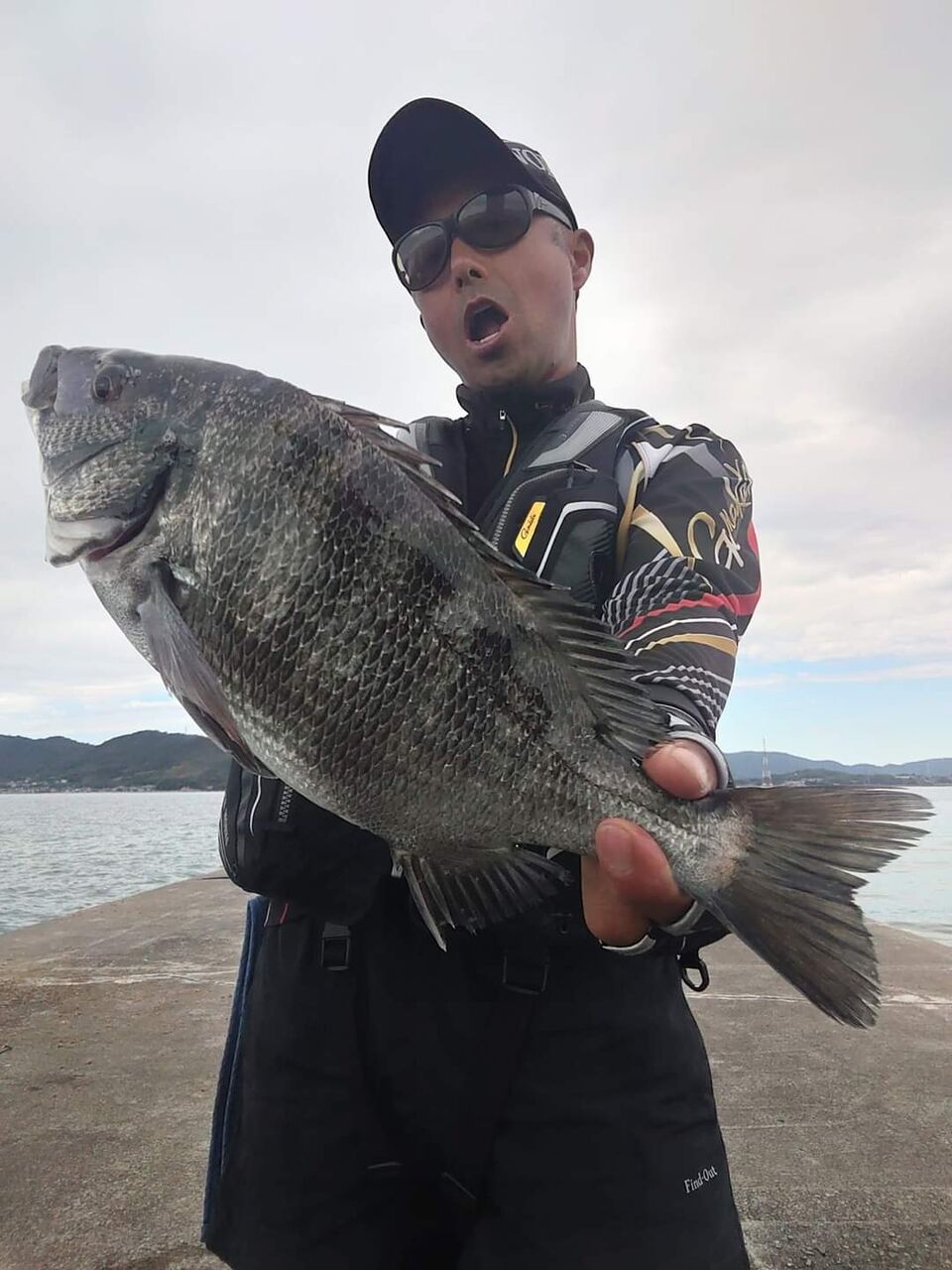 先日の近所の水島沖でのチヌ釣りは