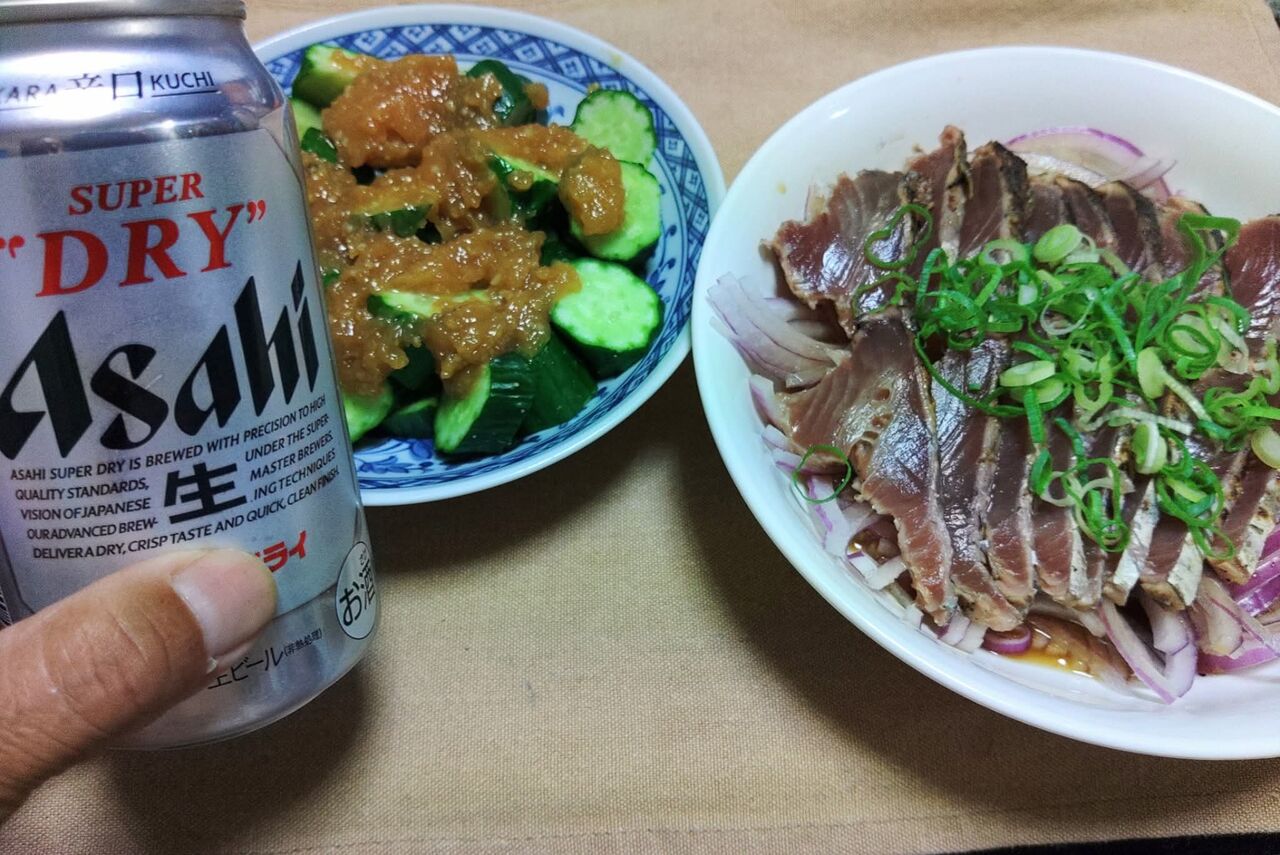 高知のカツオのタタキ&にんにく味噌とキュウリでビール🍺です😉🎵