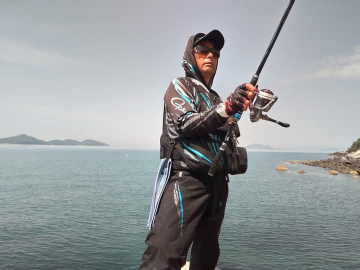 今日は香川県詫間沖の島でチヌ釣りです😉🎵