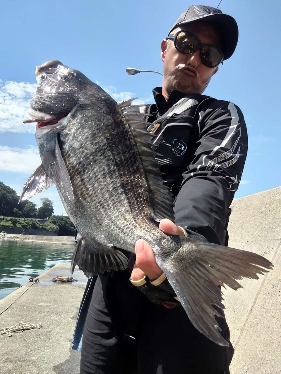 日曜日の小豆島でのチヌ釣りは、clubGsメンバー３人で一緒に波止に降りてみた☺️