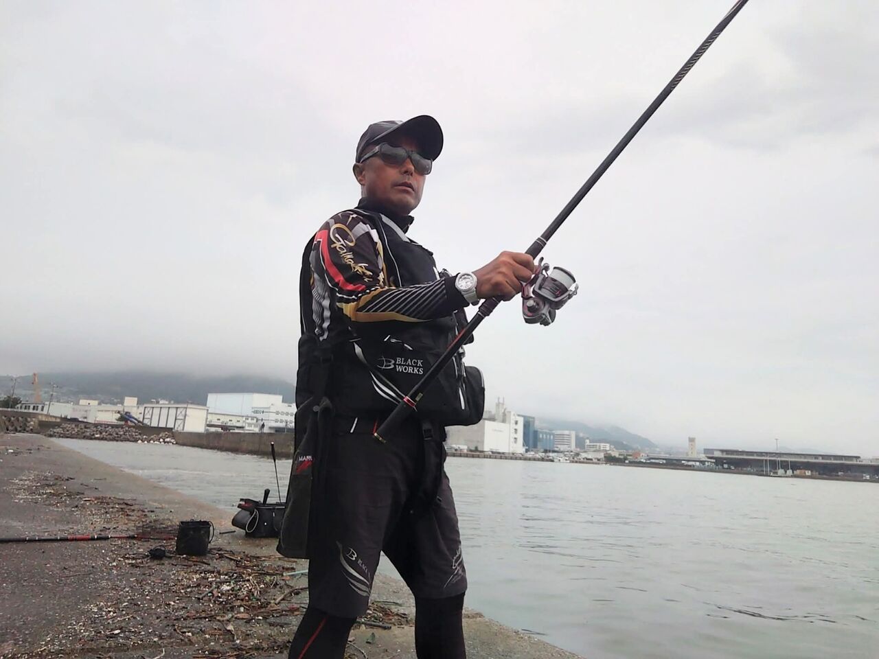 今日は広島湾の波止でチヌ釣りでした😉🎵